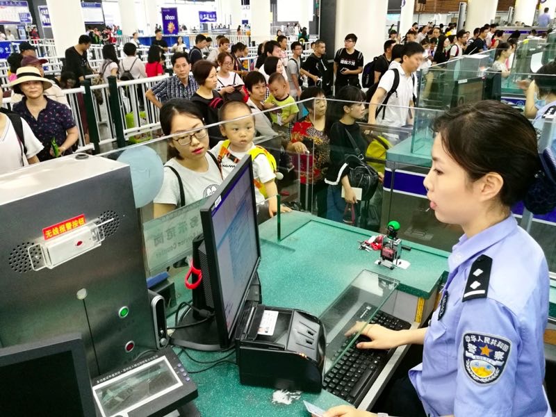 长假过半，近300万人次经深圳口岸出入境