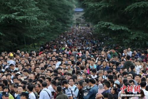 超级黄金周盘点：7.05亿人次出游 花了5836亿元  