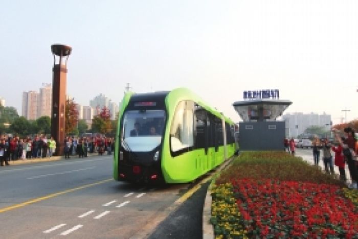 全球首列智轨列车湖南开跑：走虚拟轨道,可无人驾驶