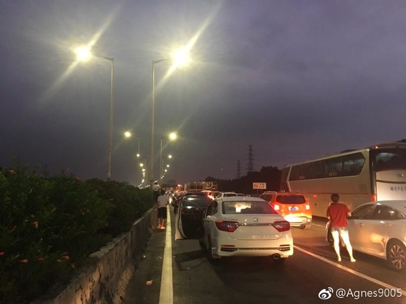 深圳出发10小时到不了广州 网友：我快要尿在车上了！