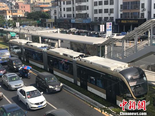 深圳首条有轨电车试运营 可用微信支付宝购票