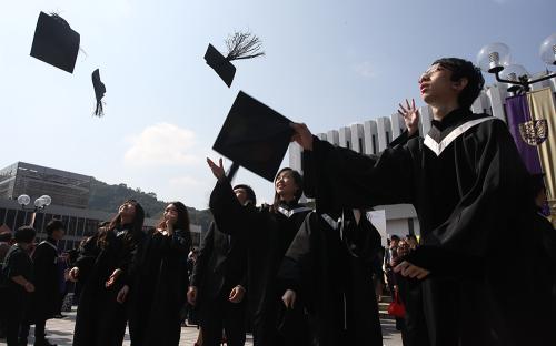 香港应届学士毕业生起薪1.4万港元 建筑专业最高