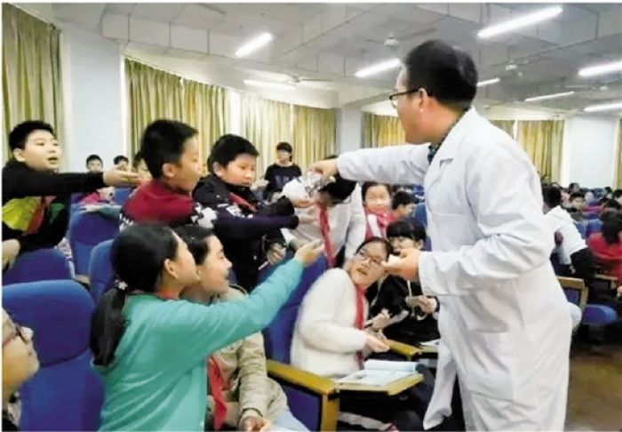 浙江小学开设中医课 老师:激发兴趣 不会死记课本知识