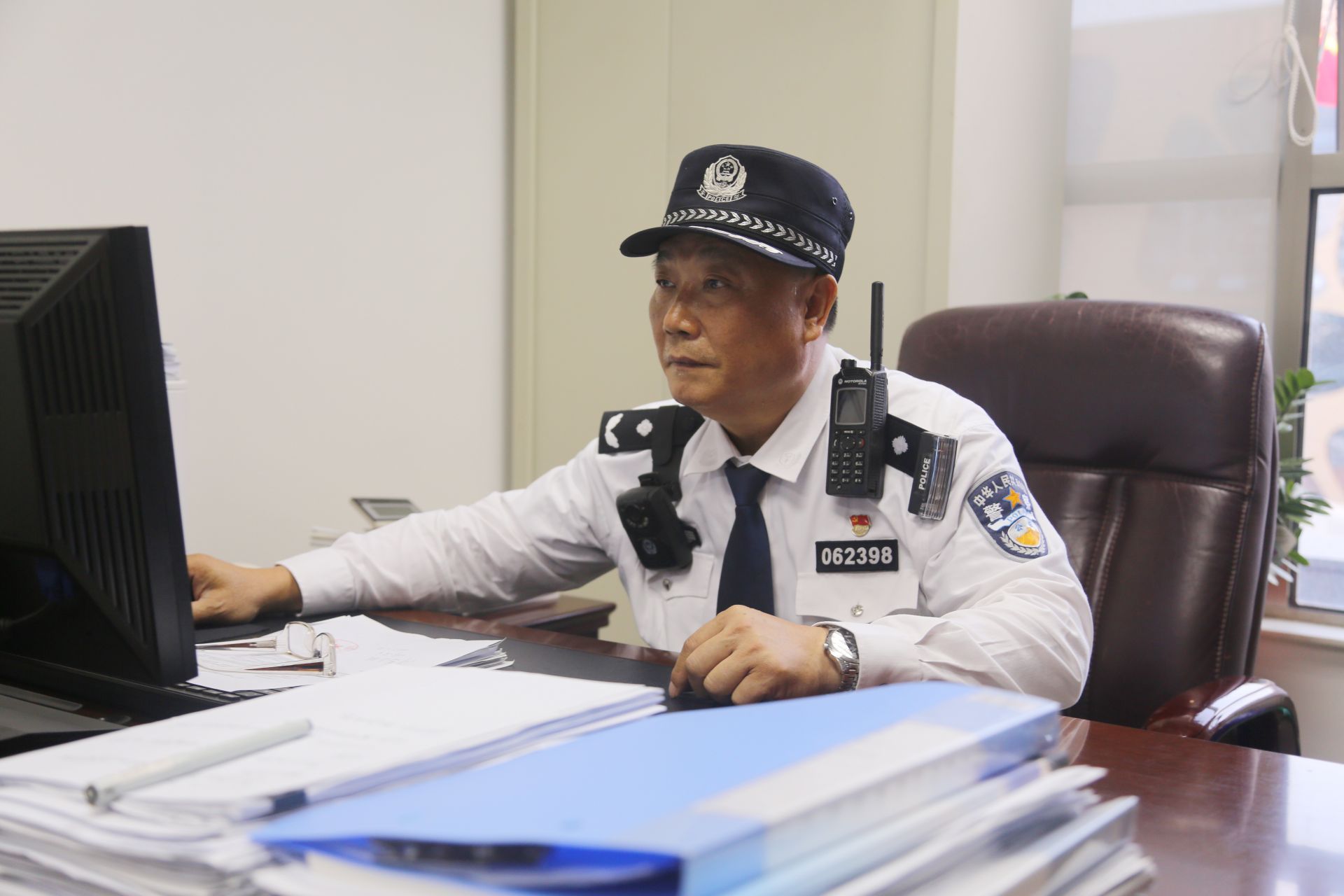 卜广生：“航空英雄”成功转型 扎根警队再建新功