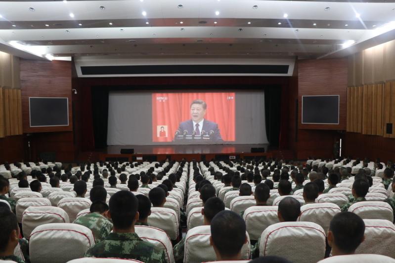 （先不发）深圳武警官兵收听收看十九大开幕会直播实况