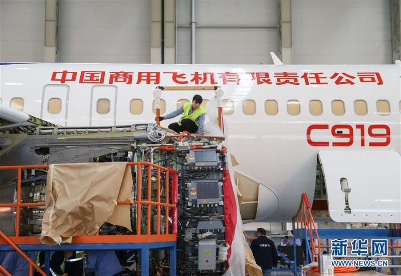 C919大型客机102架机完成喷漆 即将进行外场试验