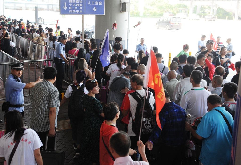 深圳各口岸迎来出境客流高峰 双向客流高峰即将到来 ​ 