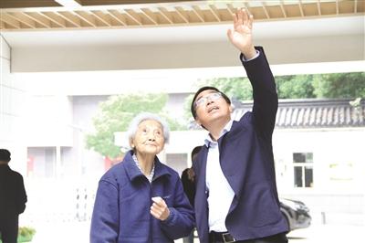 99岁退休教师将30万积蓄捐赠希望工程：钱够用就行