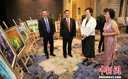 海内外侨胞“情系理塘”捐赠仪式在蓉举行