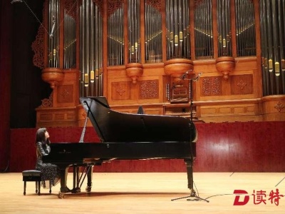 陈萨钢琴独奏会“点燃”台北民众热情