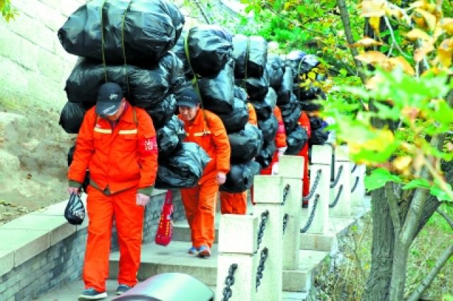 长城上“好汉”每天背垃圾超百斤 穿的鞋必得大一号
