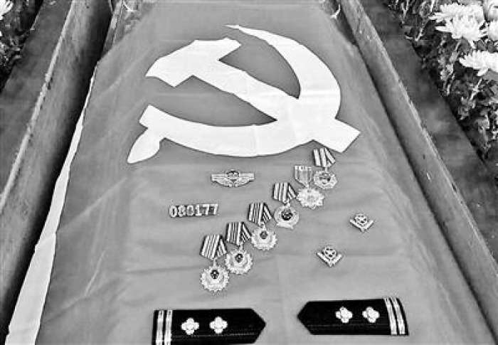 牺牲缉毒警生前从未公布照片 死后棺椁上摆满奖章