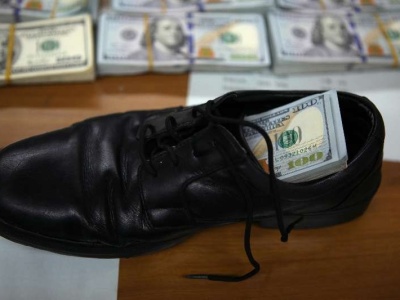 一只男士旧鞋牵出绑藏货币案 香港女子走私近20万美金