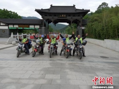 七旬老人热衷骑摩托游中国 总里程相当于绕地球12圈