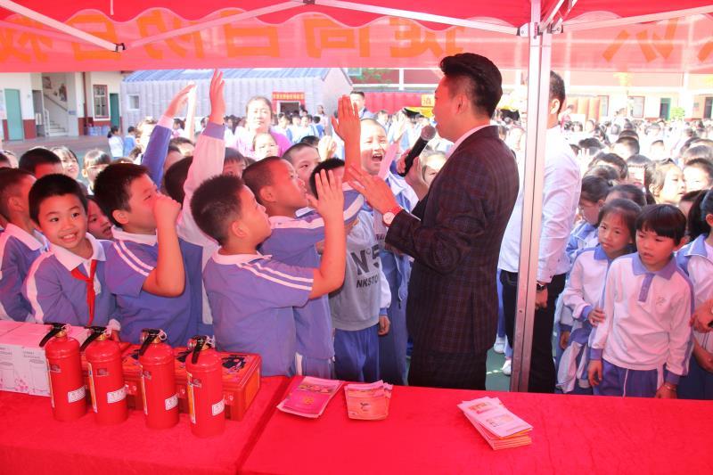 龙新社区开展消防安全从娃娃抓起培训