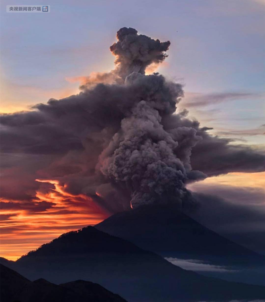 印尼巴厘岛阿贡火山再次喷发！火山灰雨高达4000米