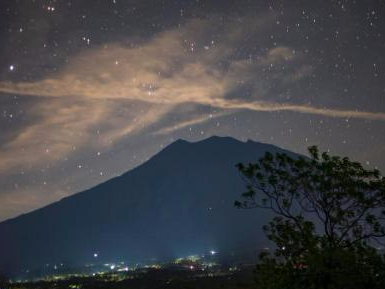 印尼阿贡火山爆发 当局提醒游客暂勿靠近