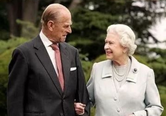 英国伊丽莎白女王与菲利普亲王迎来70年白金婚纪念日 