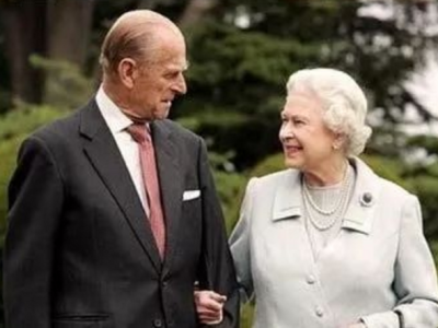 英国伊丽莎白女王与菲利普亲王迎来70年白金婚纪念日 
