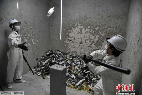压力大想发泄？ 新加坡“碎片室”让你付钱打砸