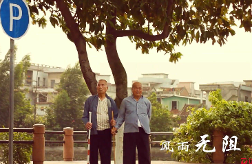 一个站台一根盲杆一份爱 这些公益广告展现小城大爱