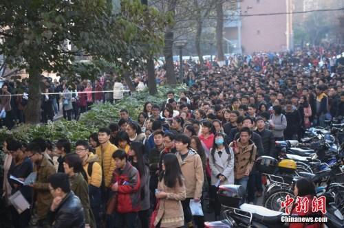 国考报名人数破72万 3600余冷门职位被张榜点名  