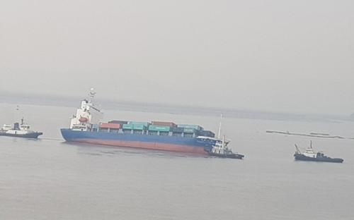 中国一货船在韩国海域倾斜 17名中国船员无伤亡