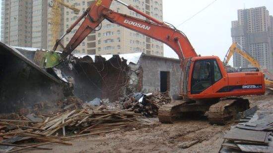 坪地街道雷霆出击拆除隐蔽违建900平方米