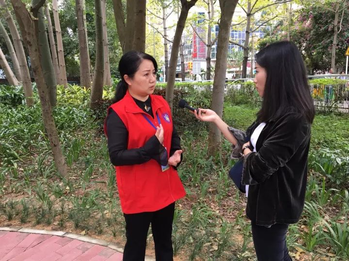 30位公众代表现场参观莲花街道的民生“微实事 ”