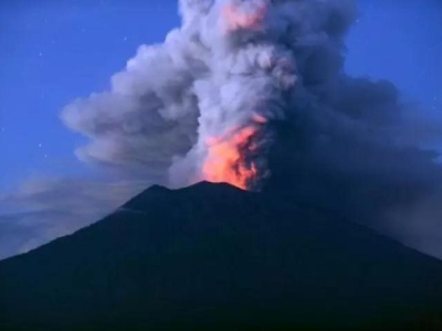 1.7万中国游客被困巴厘岛:火山持续喷发 空中交通中断