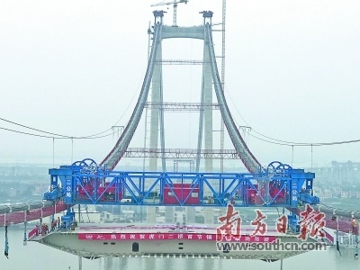 虎门二桥“拼积木”了 世界最宽悬索桥首片钢箱梁架设成功