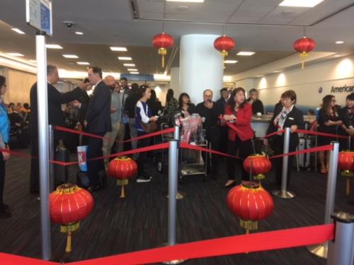 美航空为吸引中国游客 挂灯笼营造中国元素氛围