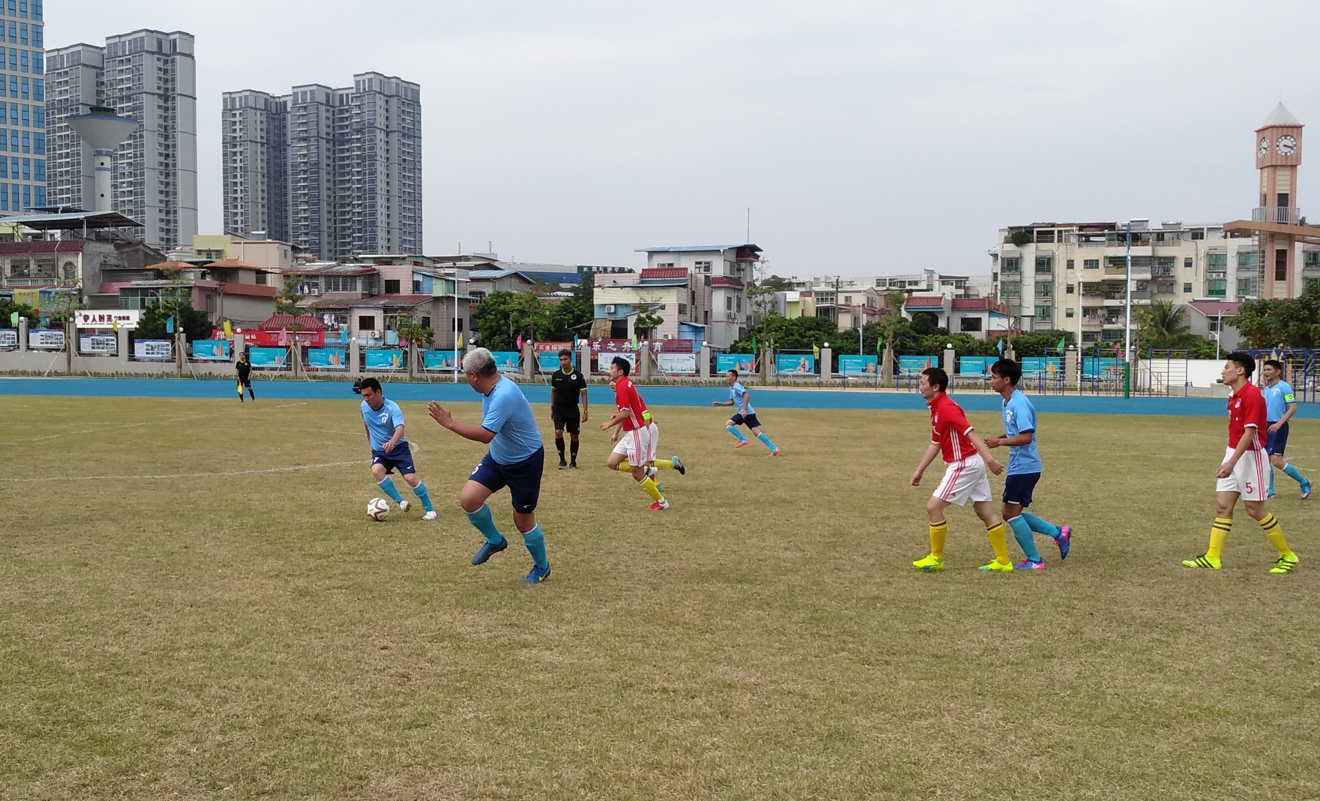 “光明杯”八人制男子足球赛开幕