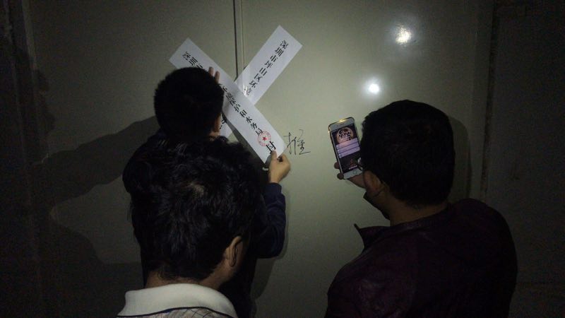 坪山污染企业涉嫌私自撕封条 被执法人员逮个正着！