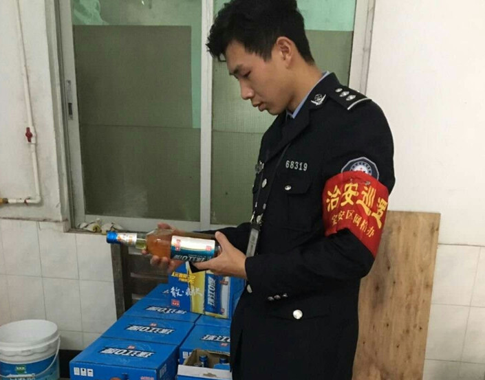 松岗网格员发现一制假啤酒黑窝点