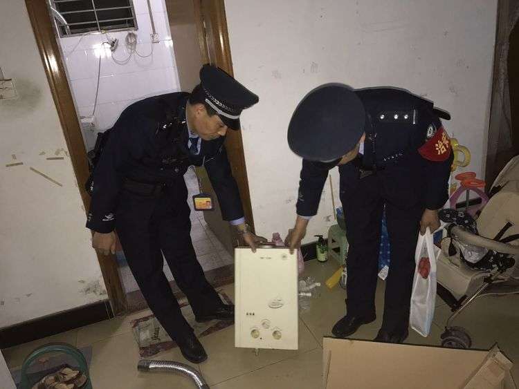 松岗网格员开展夜巡行动 挨家挨户通缉“浴室杀手”