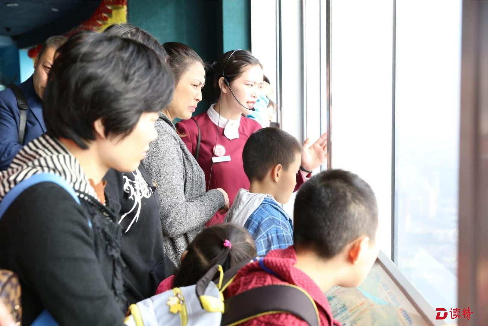 孩子们不孤单 ！我们陪你们一起登地王看深圳