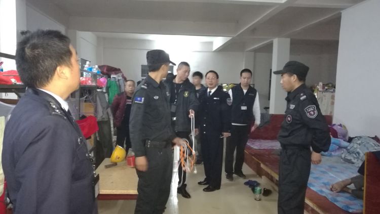 “厚礼”送到！下沙社区开展“拉网排雷”消防安全教育