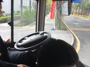 新闻路上说说说丨全球第一批智能驾驶公交车深圳首发