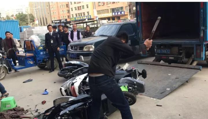 非法卖电动自行车还抡铁棍砸？ 两人阻碍执法被拘