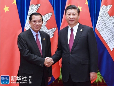 习近平会见柬埔寨人民党主席、政府首相洪森