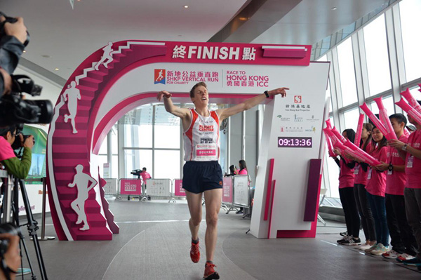 香港逾千人参与公益垂直跑 登2120级楼梯 