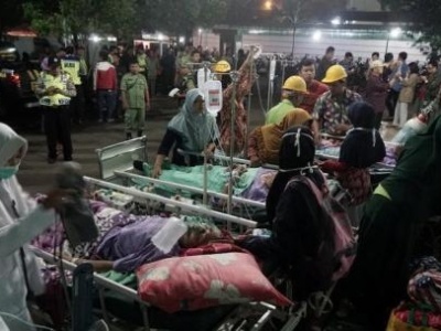 印尼爪哇岛6.9级强震致多人死伤，数千建筑受损