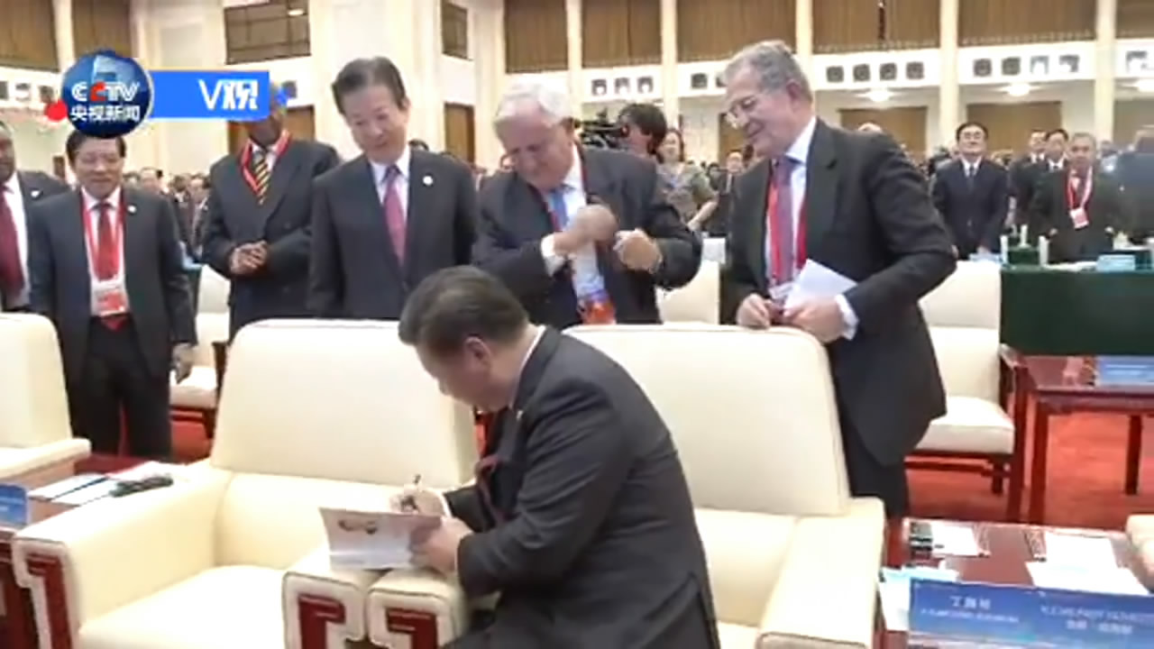 “请您帮我签个名”，与会嘉宾邀请习近平总书记签名留念 