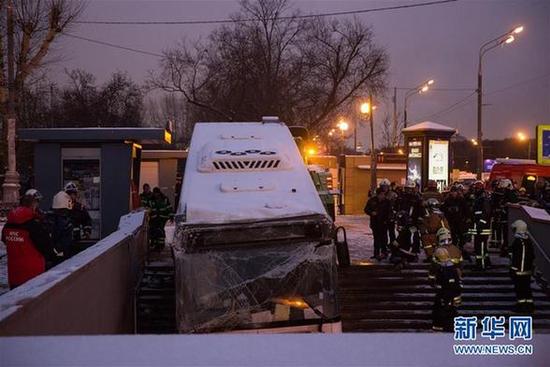 俄警方回应公交车冲入地下通道致4人死亡:或因车辆故障