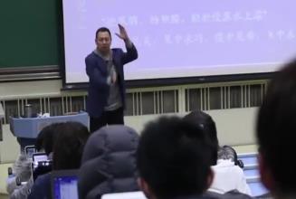 画风突变！清华老师讲台上突然跳起安塞腰鼓！