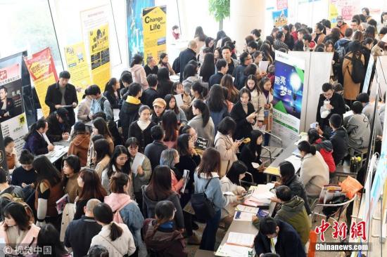 人社部：提前两个月超额完成全年就业目标