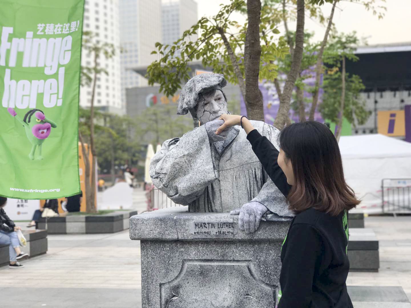 可看可摸可感！“活雕塑”真假难辨市民围观惊艳！