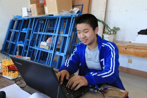 14岁CEO少年被麻省理工录取？获奖经历多查无实据 
