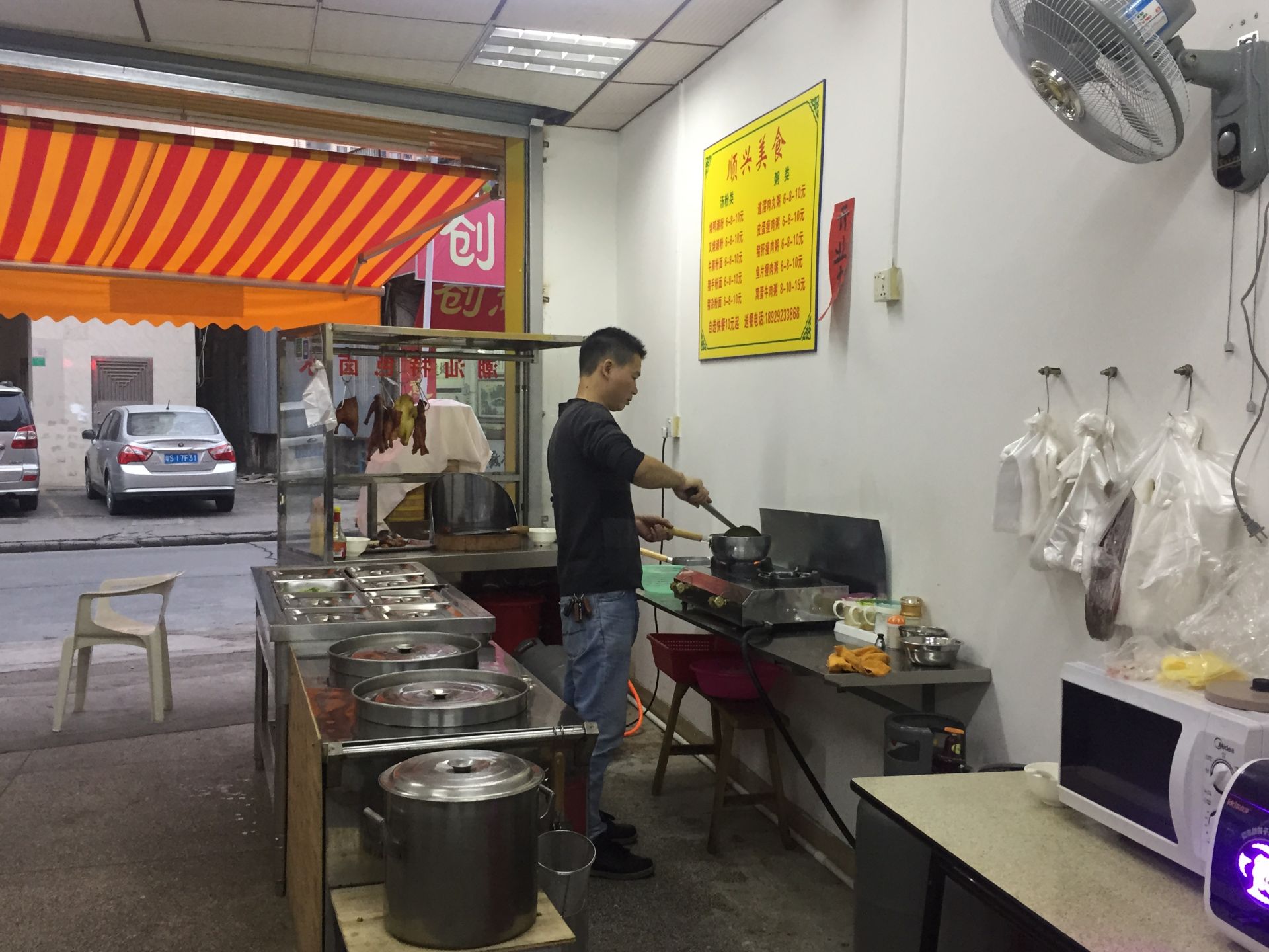 东莞市民为流浪阿姨送饭，餐馆老板感动：免单！